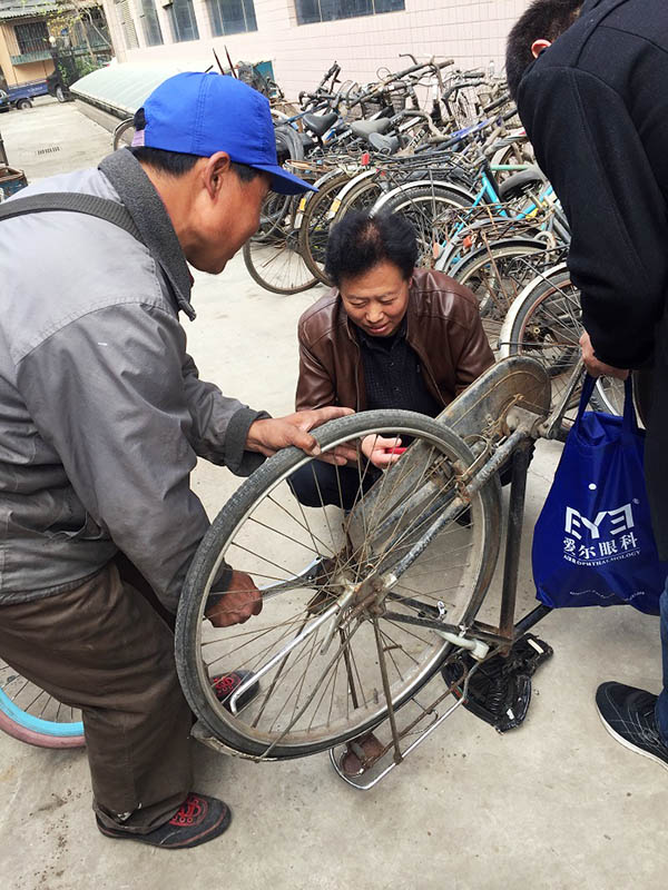 “僵尸自行車”搶修隊正給單車做體檢。